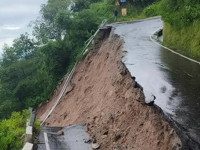 दार्जिलिंग में भूस्खलन: दुडिया आयरन ब्रिज ढह गया, 6‑9 मौतें